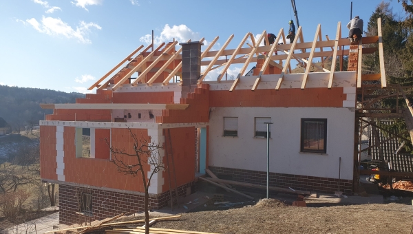 PLP doniral žagani les zakoncema, ki sta zaradi požara ostala brez doma